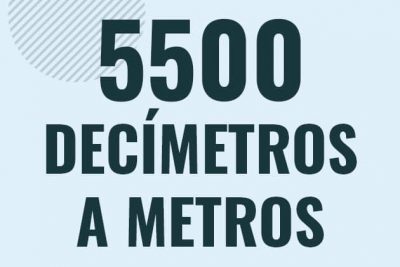 Profesor en pizarra explicando cuanto es 5500 decimetros en metros o como pasar de 5500 dm a m