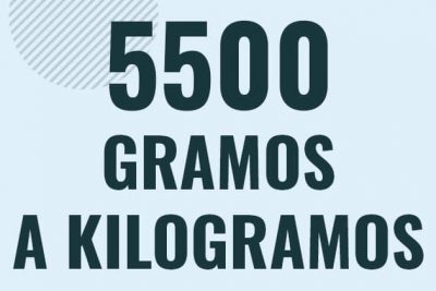 Profesor en pizarra explicando cuanto es 5500 gramos en kilogramos o como pasar de 5500 g a kg