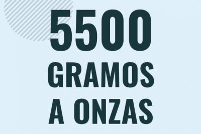 Profesor en pizarra explicando cuanto es 5500 gramos en onzas o como pasar de 5500 g a oz
