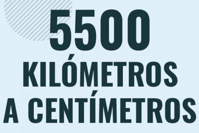Profesor en pizarra explicando cuanto es 5500 kilometros en centimetros o como pasar de 5500 km a cm