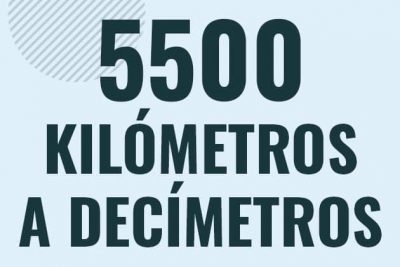 Profesor en pizarra explicando cuanto es 5500 kilometros en decimetros o como pasar de 5500 km a dm