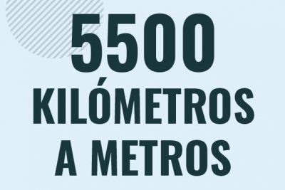 Profesor en pizarra explicando cuanto es 5500 kilometros en metros o como pasar de 5500 km a m