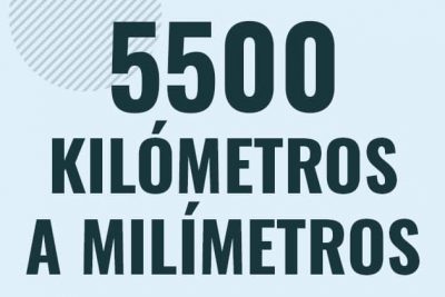 Profesor en pizarra explicando cuanto es 5500 kilometros en milimetros o como pasar de 5500 km a mm