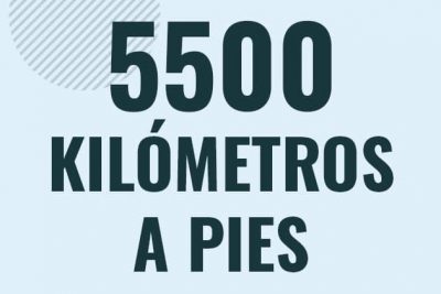 Profesor en pizarra explicando cuanto es 5500 kilometros en pies o como pasar de 5500 km a ft