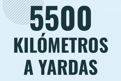 Profesor en pizarra explicando cuanto es 5500 kilometros en yardas o como pasar de 5500 km a yd