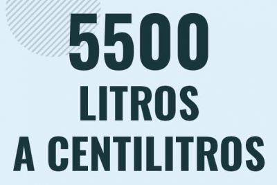 Profesor en pizarra explicando cuanto es 5500 litros en centilitros o como pasar de 5500 l a cl
