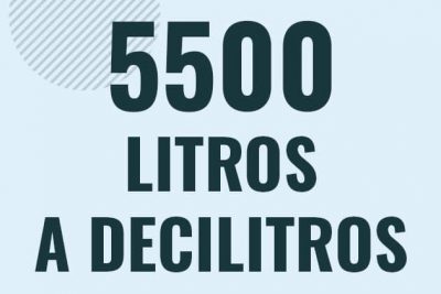 Profesor en pizarra explicando cuanto es 5500 litros en decilitros o como pasar de 5500 l a dl