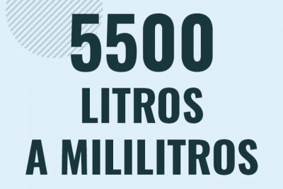 Profesor en pizarra explicando cuanto es 5500 litros en mililitros o como pasar de 5500 l a ml