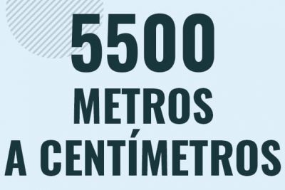 Profesor en pizarra explicando cuanto es 5500 metros en centimetros o como pasar de 5500 m a cm