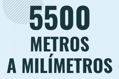 Profesor en pizarra explicando cuanto es 5500 metros en milimetros o como pasar de 5500 m a mm