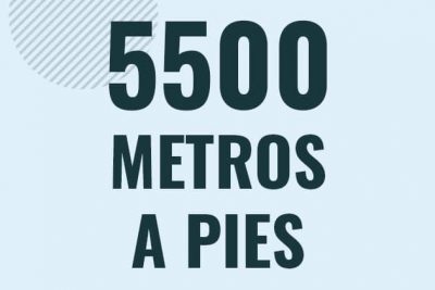 Profesor en pizarra explicando cuanto es 5500 metros en pies o como pasar de 5500 m a ft