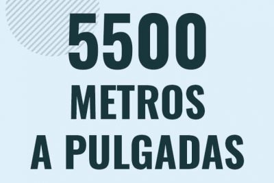 Profesor en pizarra explicando cuanto es 5500 metros en pulgadas o como pasar de 5500 m a in