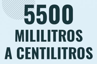 Profesor en pizarra explicando cuanto es 5500 mililitros en centilitros o como pasar de 5500 ml a cl