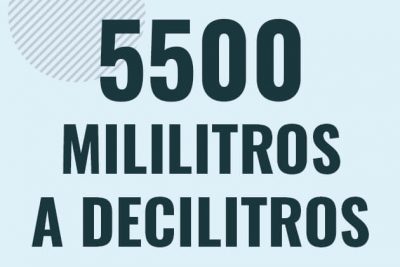 Profesor en pizarra explicando cuanto es 5500 mililitros en decilitros o como pasar de 5500 ml a dl