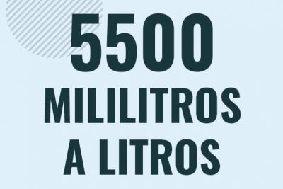 Profesor en pizarra explicando cuanto es 5500 mililitros en litros o como pasar de 5500 ml a l