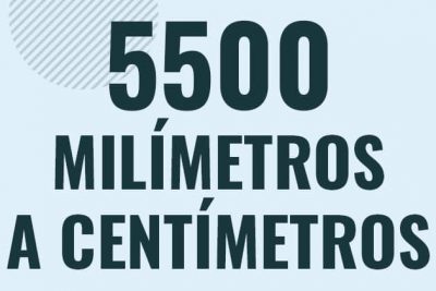 Profesor en pizarra explicando cuanto es 5500 milimetros en centimetros o como pasar de 5500 mm a cm