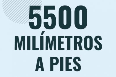 Profesor en pizarra explicando cuanto es 5500 milimetros en pies o como pasar de 5500 mm a ft