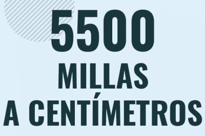 Profesor en pizarra explicando cuanto es 5500 millas en centimetros o como pasar de 5500 mi a cm