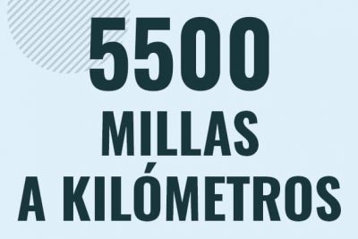 Profesor en pizarra explicando cuanto es 5500 millas en kilometros o como pasar de 5500 mi a km