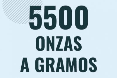 Profesor en pizarra explicando cuanto es 5500 onzas en gramos o como pasar de 5500 oz a g