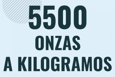 Profesor en pizarra explicando cuanto es 5500 onzas en kilogramos o como pasar de 5500 oz a kg