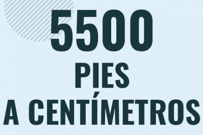 Profesor en pizarra explicando cuanto es 5500 pies en centimetros o como pasar de 5500 ft a cm