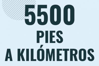 Profesor en pizarra explicando cuanto es 5500 pies en kilometros o como pasar de 5500 ft a km