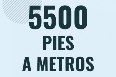 Profesor en pizarra explicando cuanto es 5500 pies en metros o como pasar de 5500 ft a m