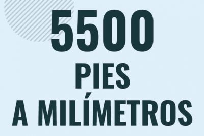 Profesor en pizarra explicando cuanto es 5500 pies en milimetros o como pasar de 5500 ft a mm
