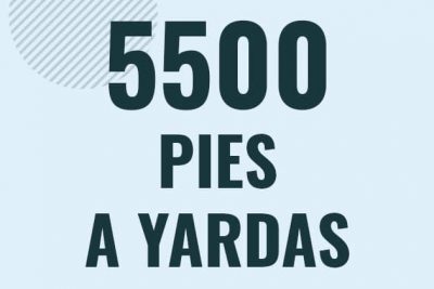 Profesor en pizarra explicando cuanto es 5500 pies en yardas o como pasar de 5500 ft a yd