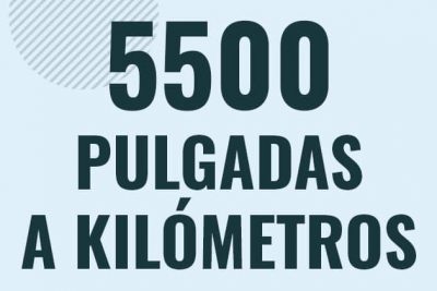 Profesor en pizarra explicando cuanto es 5500 pulgadas en kilometros o como pasar de 5500 in a km