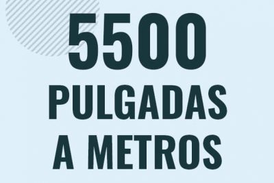 Profesor en pizarra explicando cuanto es 5500 pulgadas en metros o como pasar de 5500 in a m