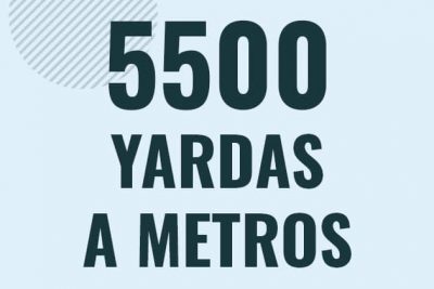 Profesor en pizarra explicando cuanto es 5500 yardas en metros o como pasar de 5500 yd a m