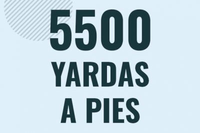 Profesor en pizarra explicando cuanto es 5500 yardas en pies o como pasar de 5500 yd a ft