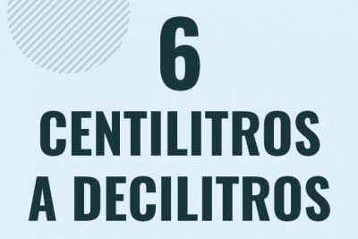 Profesor en pizarra explicando cuanto es 6 centilitros en decilitros o como pasar de 6 cl a dl