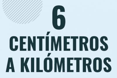 Profesor en pizarra explicando cuanto es 6 centimetros en kilometros o como pasar de 6 cm a km
