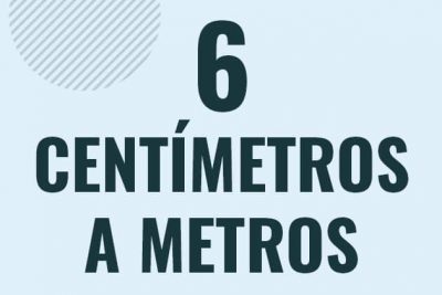 Profesor en pizarra explicando cuanto es 6 centimetros en metros o como pasar de 6 cm a m