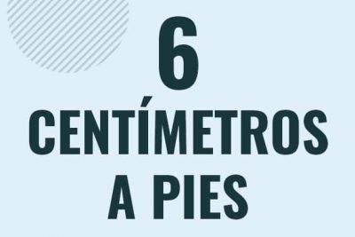 Profesor en pizarra explicando cuanto es 6 centimetros en pies o como pasar de 6 cm a ft
