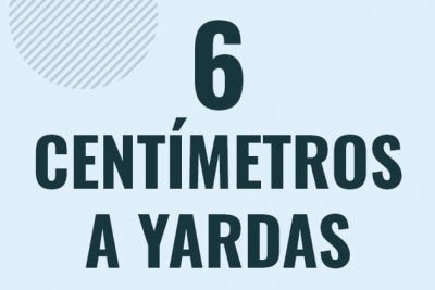 Profesor en pizarra explicando cuanto es 6 centimetros en yardas o como pasar de 6 cm a yd