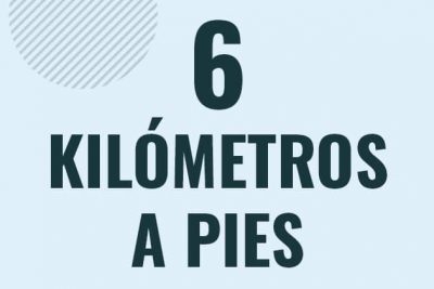 Profesor en pizarra explicando cuanto es 6 kilometros en pies o como pasar de 6 km a ft