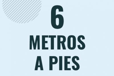 Profesor en pizarra explicando cuanto es 6 metros en pies o como pasar de 6 m a ft