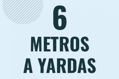 Profesor en pizarra explicando cuanto es 6 metros en yardas o como pasar de 6 m a yd