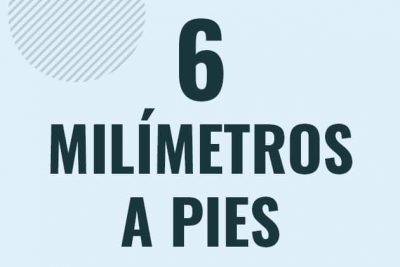 Profesor en pizarra explicando cuanto es 6 milimetros en pies o como pasar de 6 mm a ft