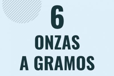 Profesor en pizarra explicando cuanto es 6 onzas en gramos o como pasar de 6 oz a g