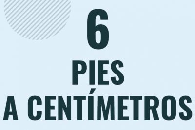 Profesor en pizarra explicando cuanto es 6 pies en centimetros o como pasar de 6 ft a cm