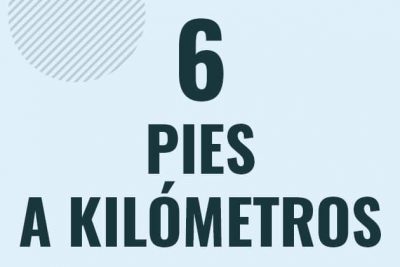 Profesor en pizarra explicando cuanto es 6 pies en kilometros o como pasar de 6 ft a km