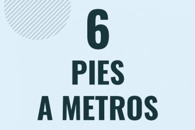 Profesor en pizarra explicando cuanto es 6 pies en metros o como pasar de 6 ft a m