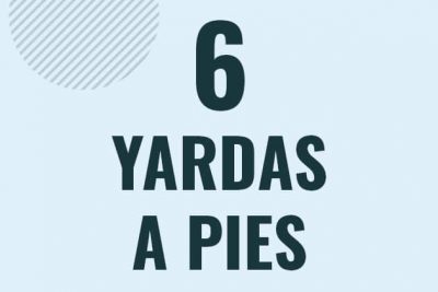 Profesor en pizarra explicando cuanto es 6 yardas en pies o como pasar de 6 yd a ft
