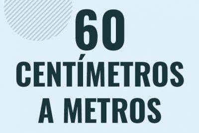 Profesor en pizarra explicando cuanto es 60 centimetros en metros o como pasar de 60 cm a m