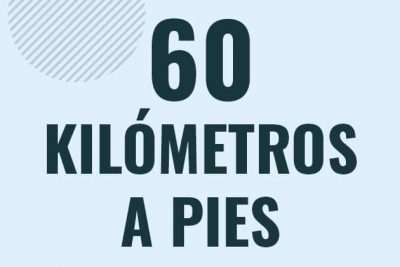 Profesor en pizarra explicando cuanto es 60 kilometros en pies o como pasar de 60 km a ft